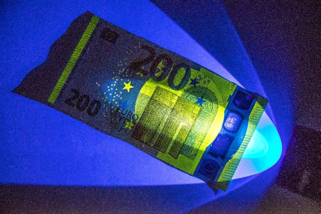 Una banconota da 200 euro passata ai raggi UV