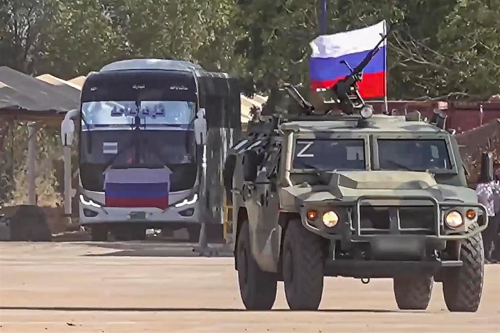 Un blindato russo scorta un pullman di civili russi che vengono evacuati da Khartum, capitale del Sudan dove opposte fazioni combattono da tre settimane. Il Paese rischia il collasso
