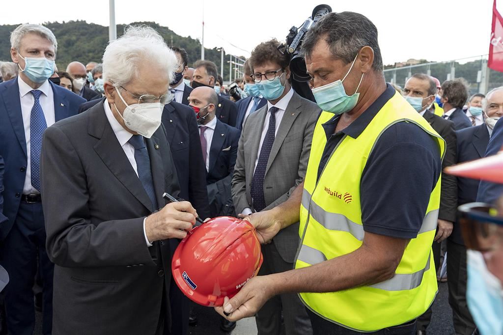 Il capo dello Stato Mattarella all'inaugurazione del ponte San Giorgio nel 2020
