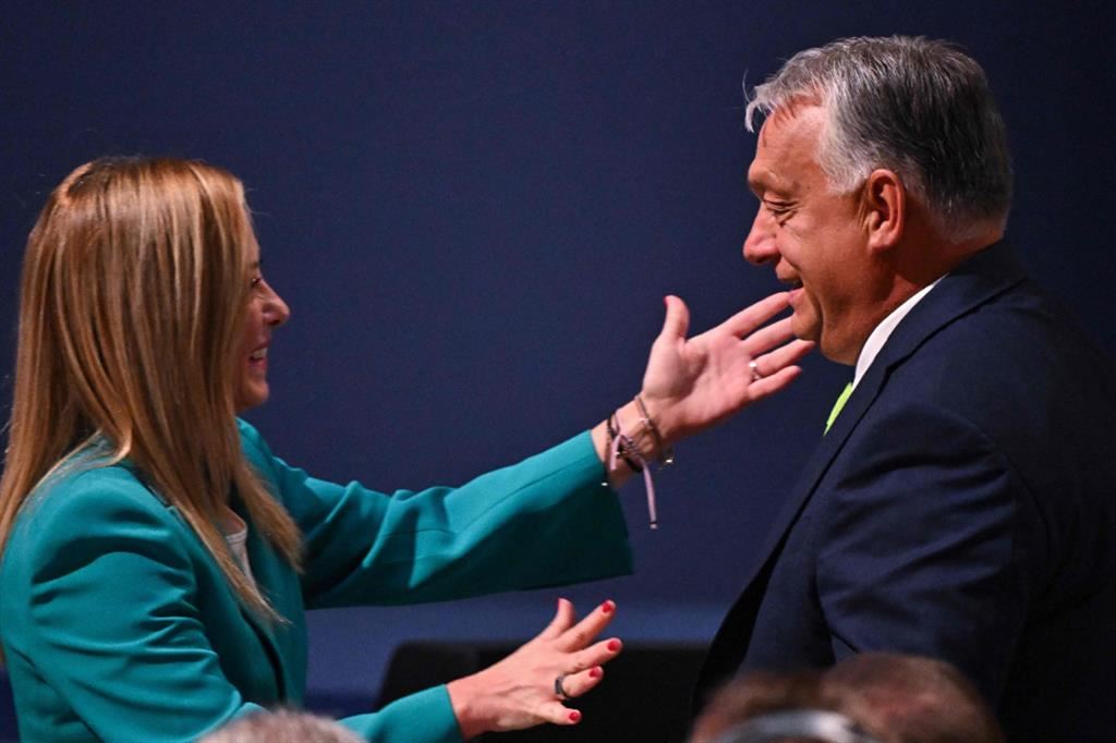 L'abbraccio tra Meloni e Orban