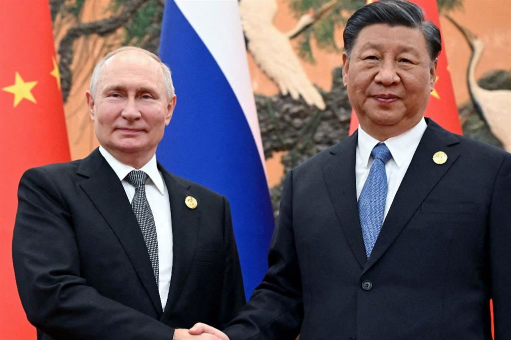 Vladimir Putin in compagnia del presidente cinese Xi Jinping a Pechino
