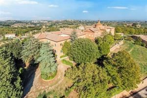 L’abbazia millenaria in vendita in Toscana rischia di diventare un resort