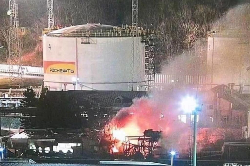 La raffineria in fiamme nella città russa di Tuapse