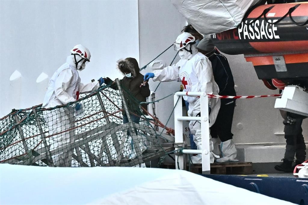 Lo sbarco di un migrante dalla Geo Barents a La Spezia sabato scorso. Erano 237 i profughi complessivamente soccorsi dalla nave di Medici senza frontiere nei tre diversi salvataggi compiuti settimana scorsa