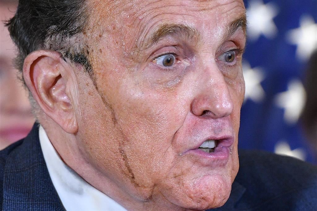 La celebre e impietosa immagine dell'ex sindaco di New York con la tinta dei capelli che cola sul viso