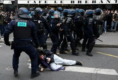 Francia, proteste violente. Rinviata la visita di Carlo III