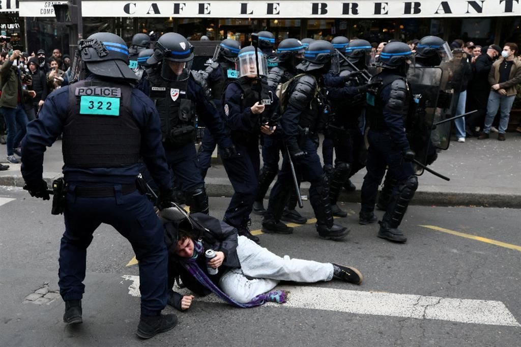 A Parigi gli scontri tra i manifestanti e la polizia. Un milione di persone protestano contro la riforma delle pensioni
