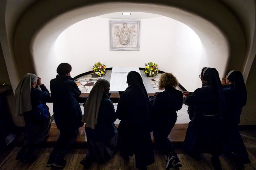 Aperte le Grotte vaticane per la visita alla tomba di Benedetto XVI