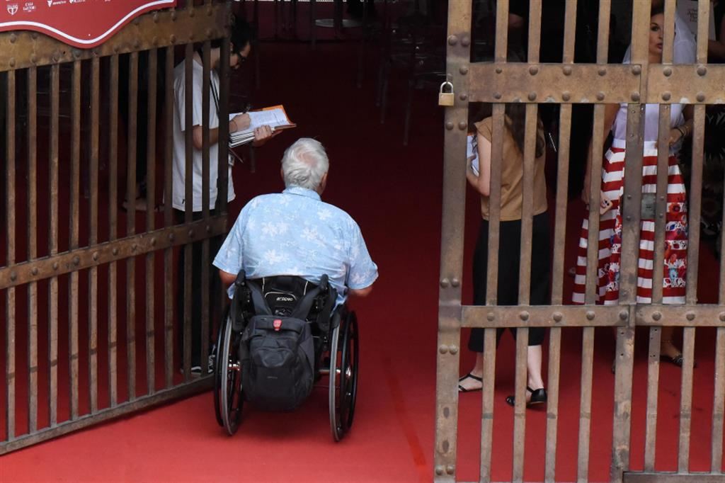 Un disabile accede all'Arena di Verona attraverso uno degli accessi alla platea