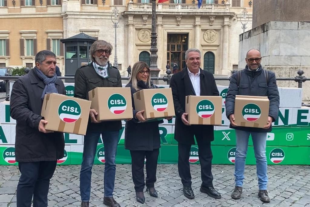 I leader Cisl davanti a Montecitorio con alcuni degli scatoloni che contengono le 375mila firme raccolte