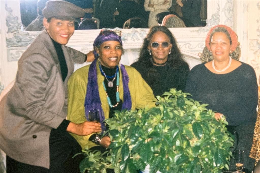 Da sinistra Mae e Lovelace con Chase-Riboud e Morrison a Parigi nel 1993
