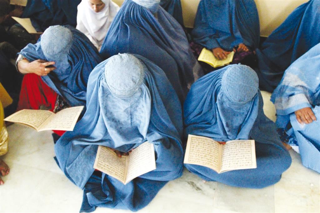 Ragazze afghane leggono il Corano a Jalalabad