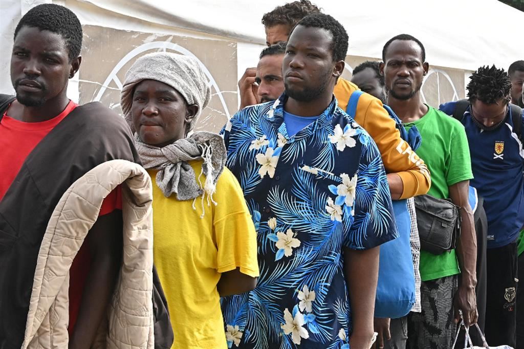Migranti nel centro di Lampedusa