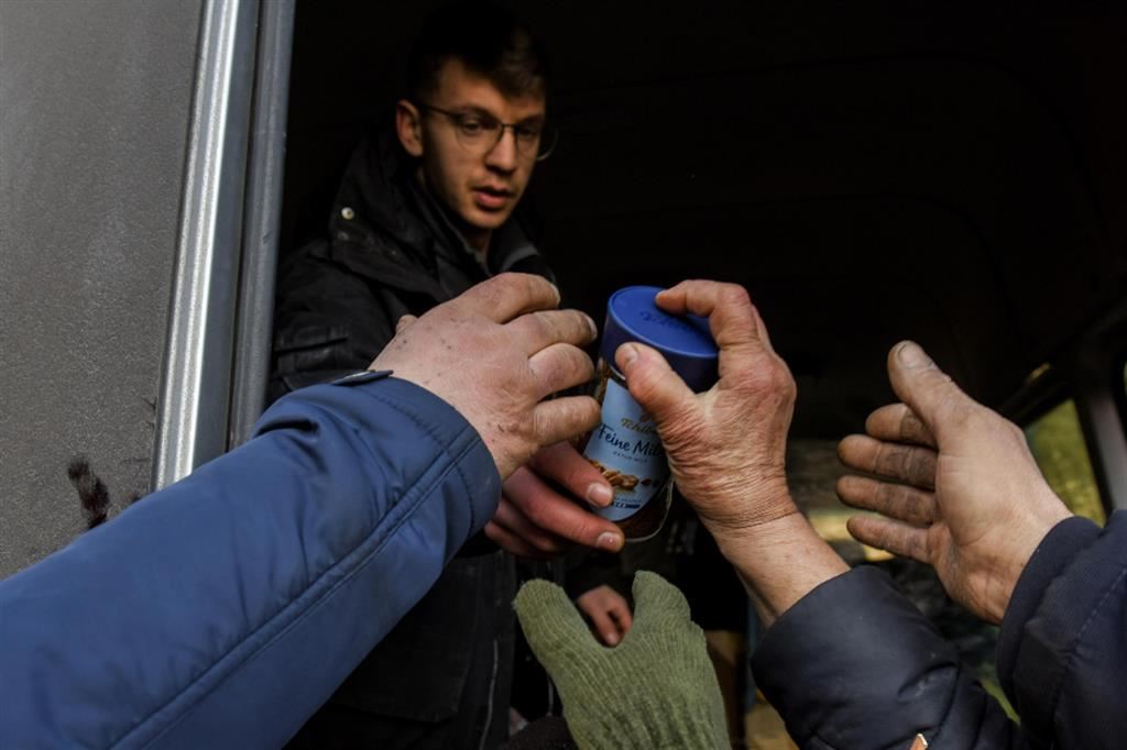 Distribuzione di aiuti umanitari alla popolazione nell’Ucraina devastata dalla guerra