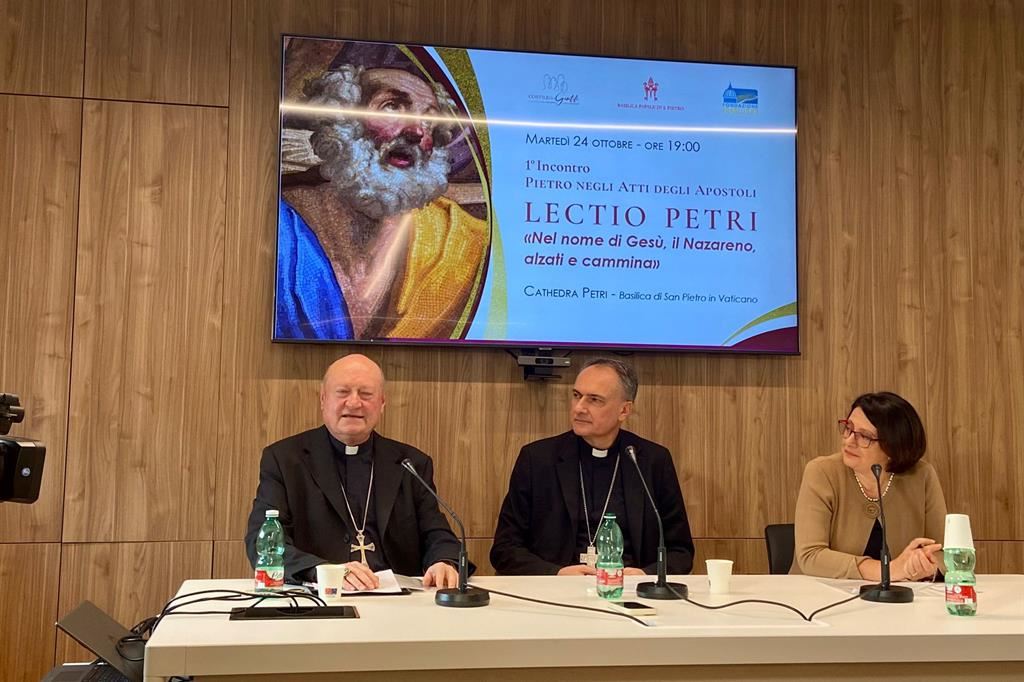 I cardinali Ravasi (a sinistra) e Gambetti con la giornalista Vania De Luca, alla presentazione di Lectio Petri