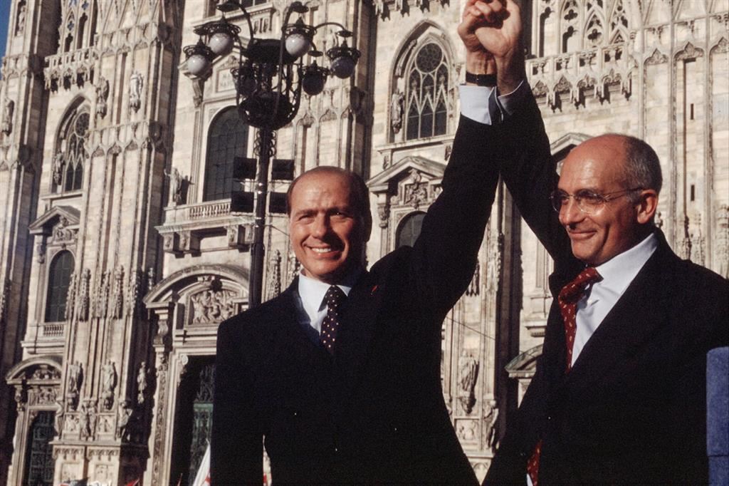 Milano, piazza Duomo: Silvio Berlusconi con l'allora sindaco Gabriele Albertini nel 1997