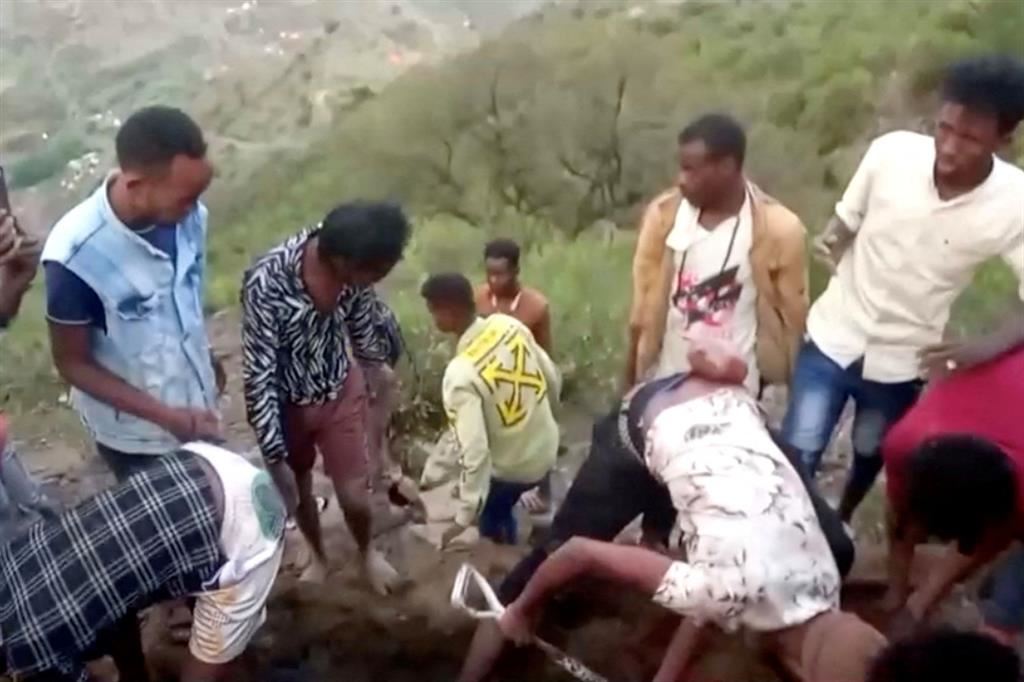 Un gruppo di etiopi sulle alture al confine con lo Yemen