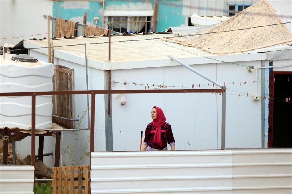 Inflazione e tagli al bilancio alimentano il malcontento della popolazione impoverita, crescono violenze e proteste. Le tensioni si ripercuotono sui molti campi per rifugiati. Nella foto una rifugiata siriana nel campo profughi di Zaatari, in Giordania