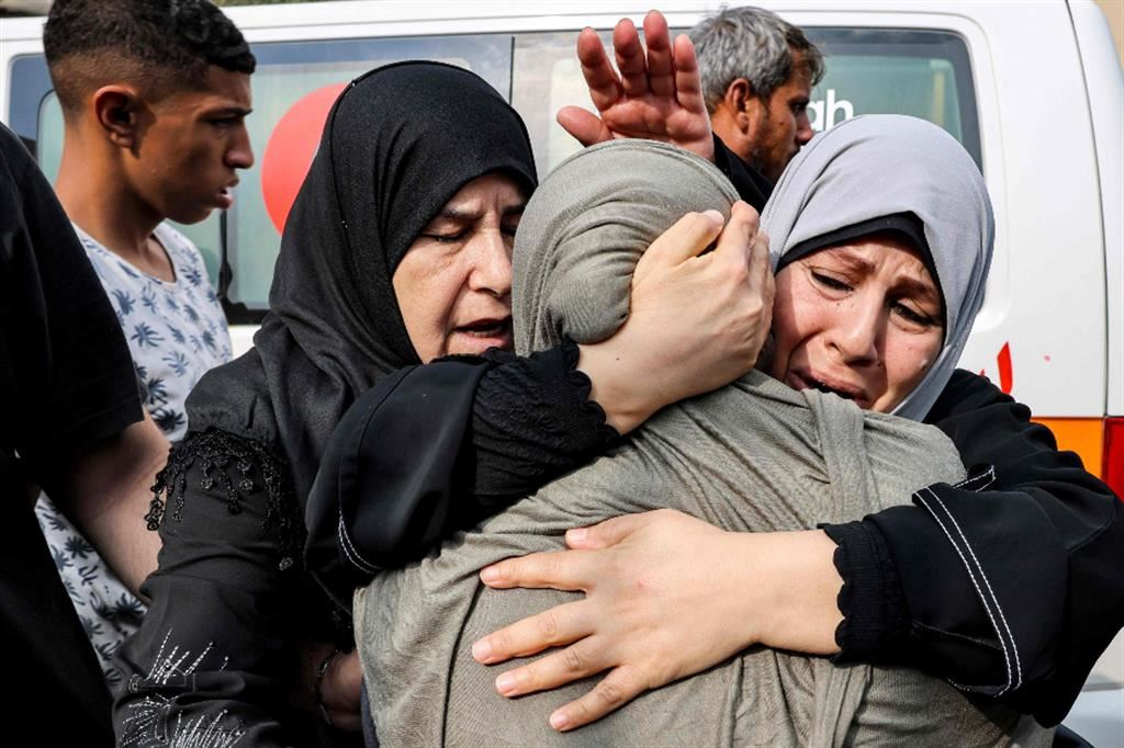 Due donne si abbracciano dopo i bombardamenti nella Striscia di Gaza