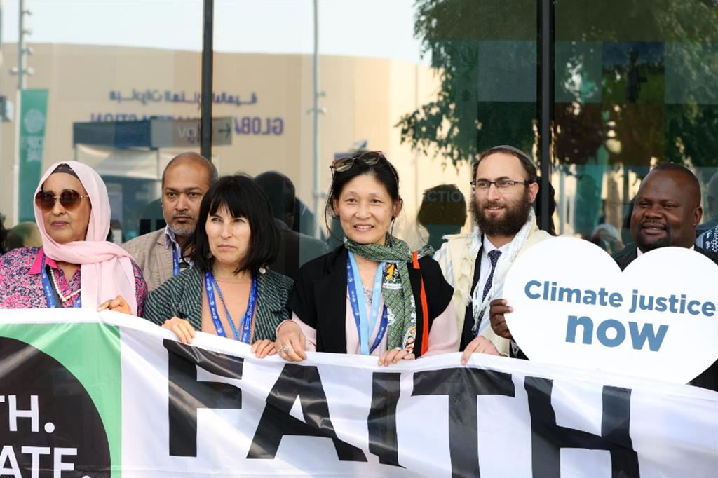 Manifestazione interreligiosa a Dubai, in occasione della Cop28, per chiedere la salvaguardia del pianeta e la giustizia climatica