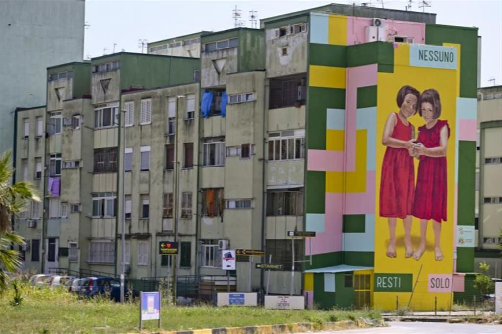Il murales al Parco Verde di Caivano (Napoli) dove sono cuginette sarebbero state violentate da alcuni ragazzi quasi tutti minorenni