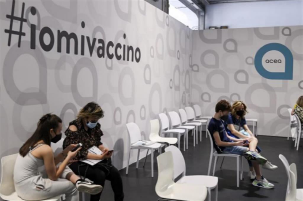 Persone in attesa in un hub vaccinale di Roma