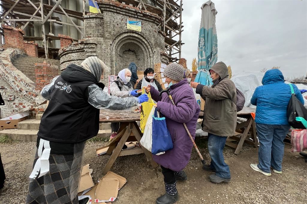 I poveri di guerra ricevono cibo e beni di prima necessità davanti alla Cattedrale greco-cattolica di Kharkiv