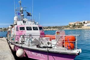 Soccorsi in mare, bloccata la nave di Banksy. A Lampedusa ancora arrivi