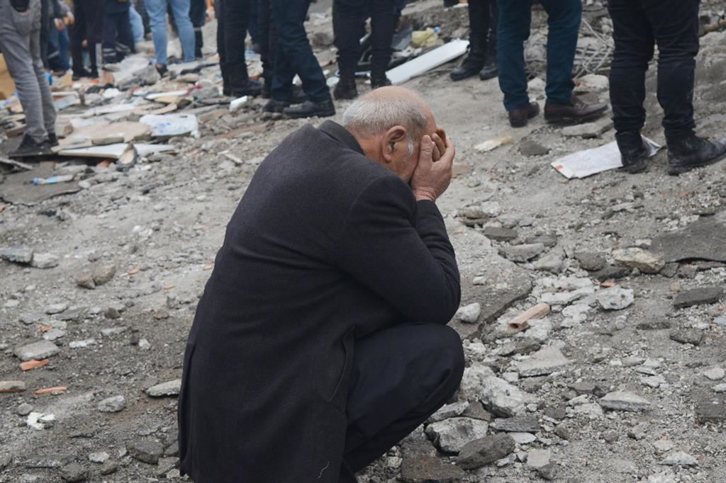 La disperazione di un sopravvissuto tra le macerie a Diyarbakir, nel sud-est della Turchia