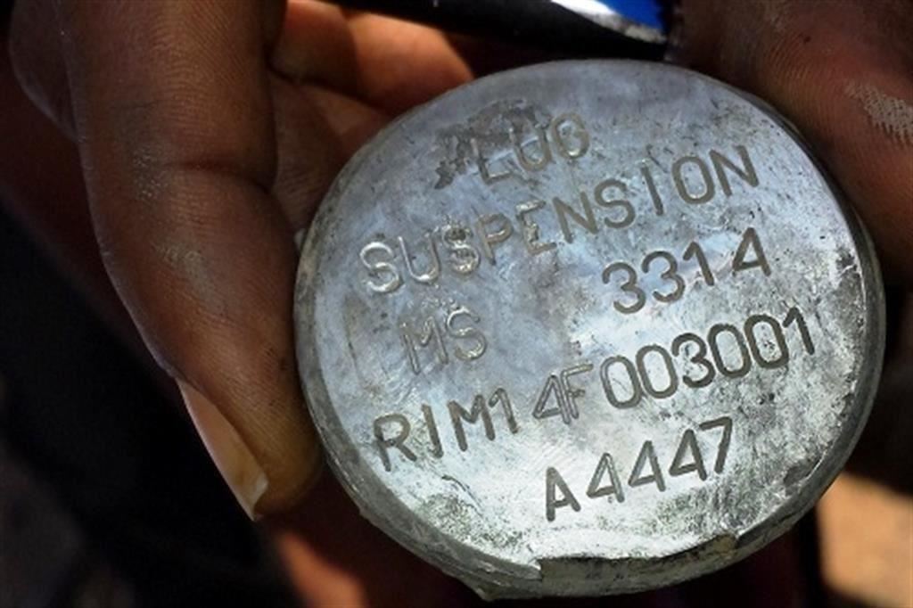Un frammento di una bomba con i codici della produzione in Italia della Rwm Italia. Per l'ong Mwatana è tra quelli usati in Yemen nel raid che ha ucciso 6 persone