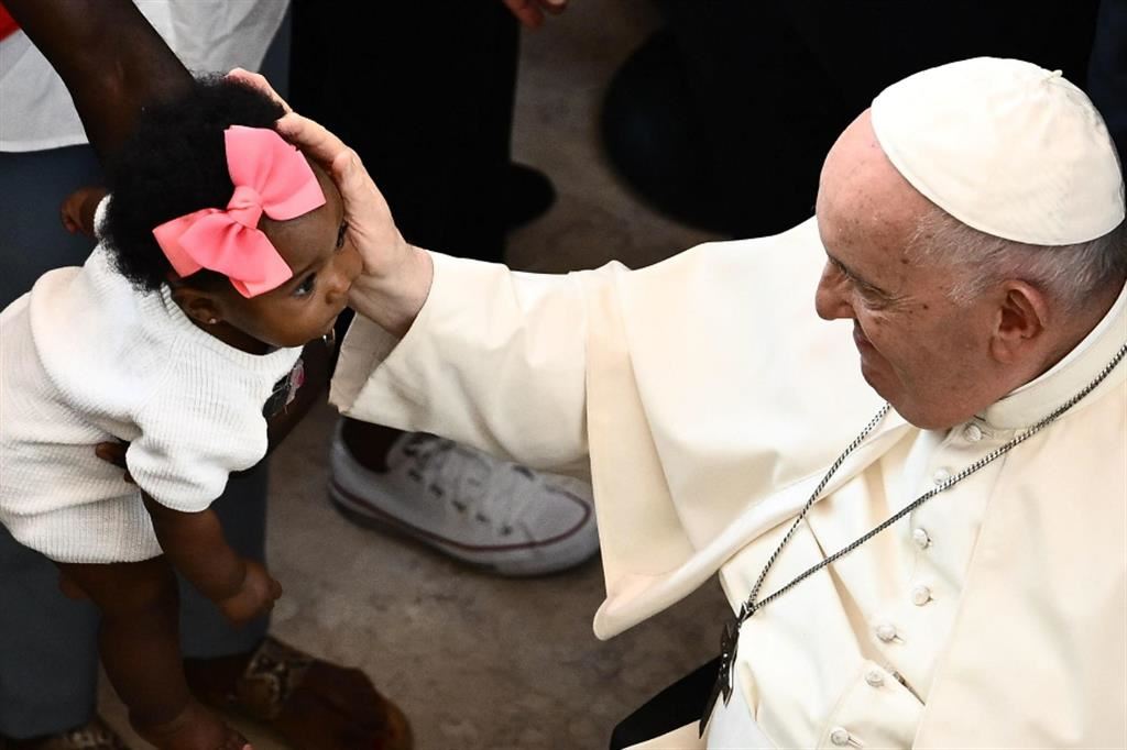 Il Papa con una bambina