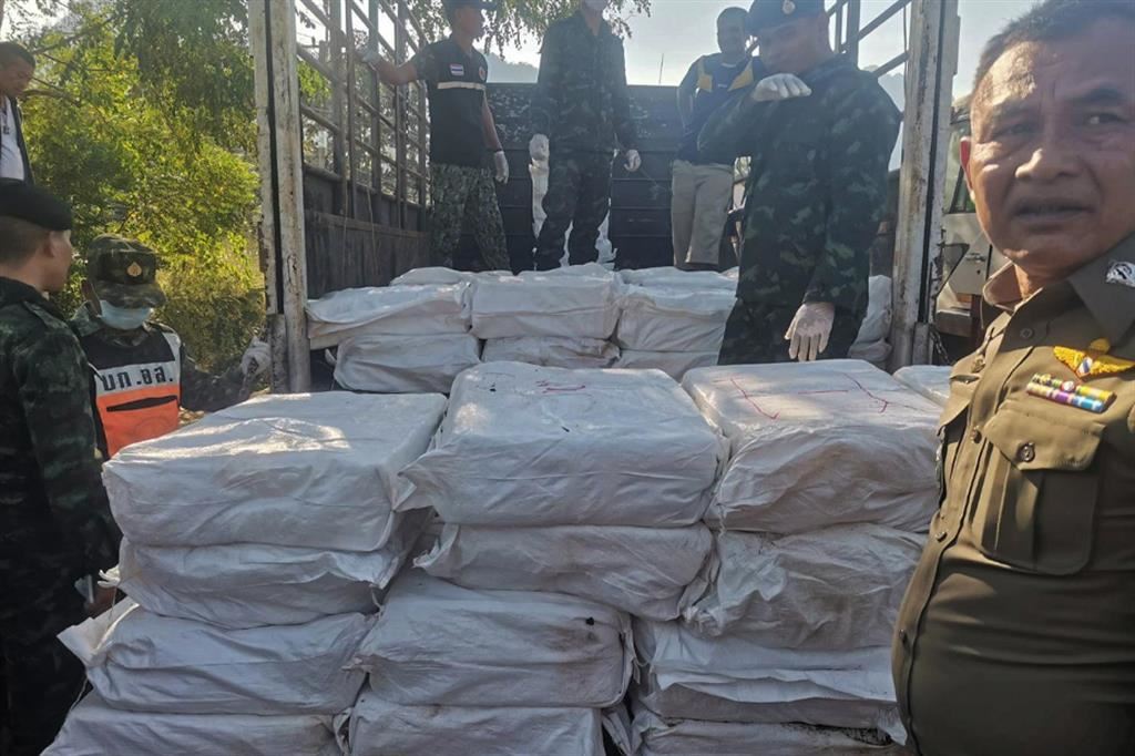 Polizia e militari thailandesi ispezionano a un check-point un carico di metanfetamine nascoste in grossi sacchi