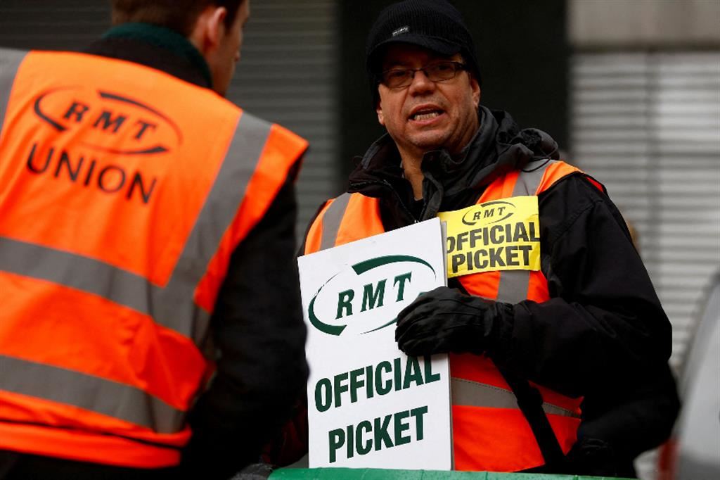 In Gran Bretagna l'inflazione è alle stelle, i salari non bastano e gli scioperi si susseguono