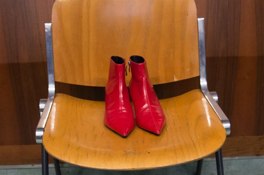 Le scarpe rosse sono un'immagine simbolo della violenza sulle donne