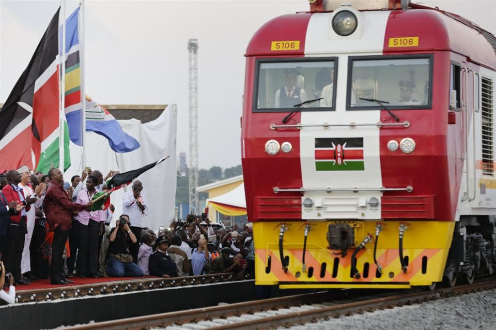Il viaggio inaugurale della linea Nairobi-Mombasa nel 2017 costruita con capitali cinesi