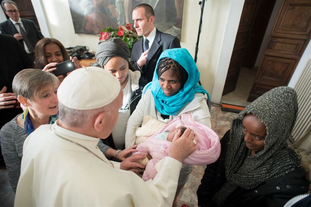Papa Francesco con un gruppo di giovani migranti