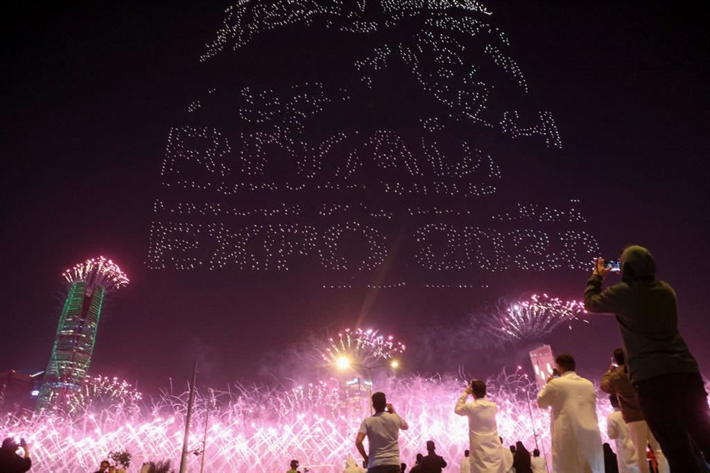 Festeggiamenti a Riad subito dopo l'assegnazione alla capitale saudita dell'Expo 2030. Fuochi d'artificio e scritte luminose