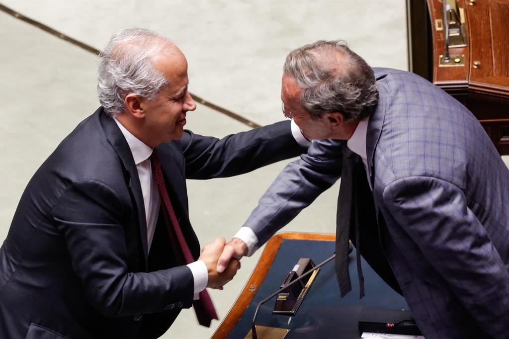L'ex presidente della Camera Fini con il ministro dell'Interno Piantedosi