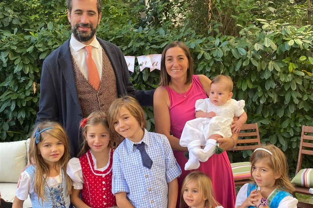 Francesca Levi D’Ancona e Alessio Brunetti con i loro sei figli. Il più grande ha 8 anni, la pù piccola 9 mesi