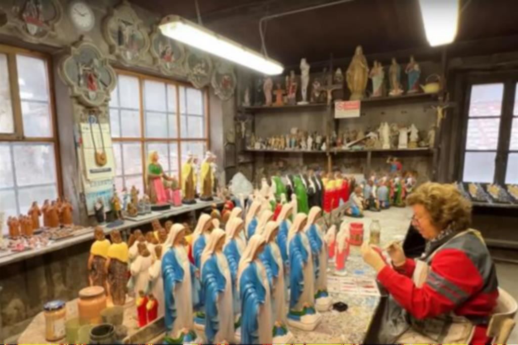 Un'artigiana al lavoro su alcune delle statue in vendita sul sito di Holyart