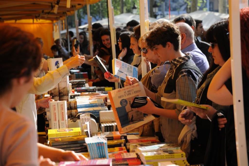 Bancarelle di libri per la festa di San Jordi in Catalogna
