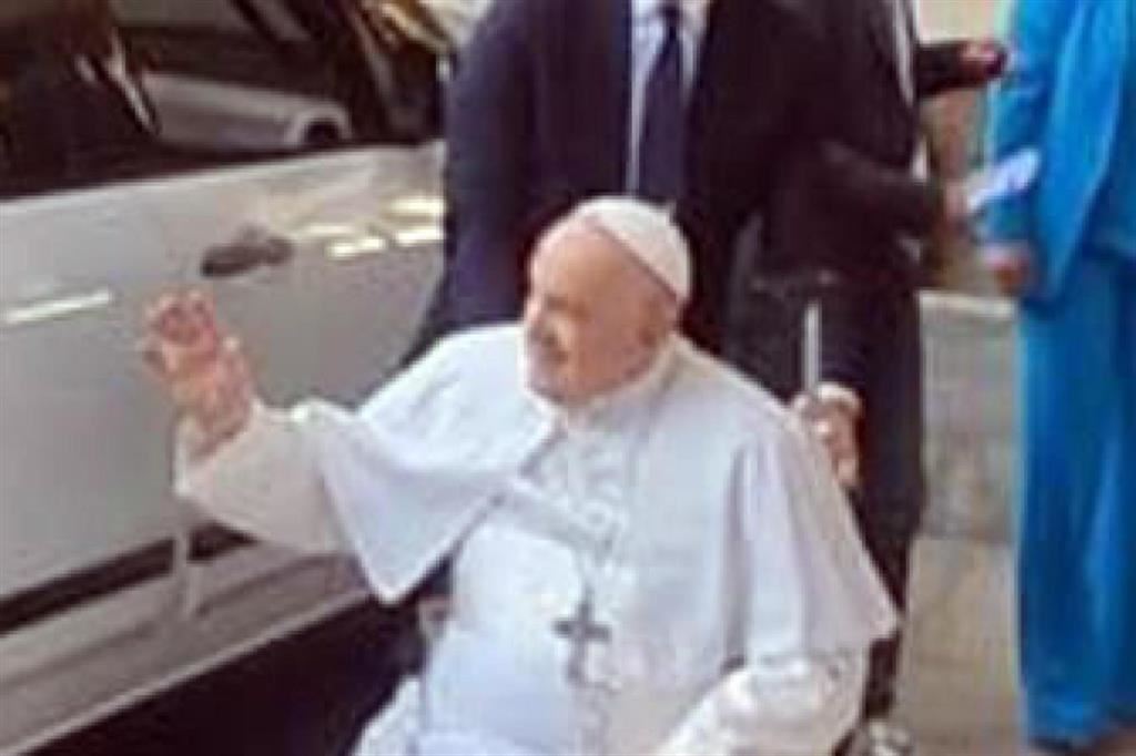 Il Papa nella sede Rai di Saxa Rubra. Accolto con un "Viva il Papa"