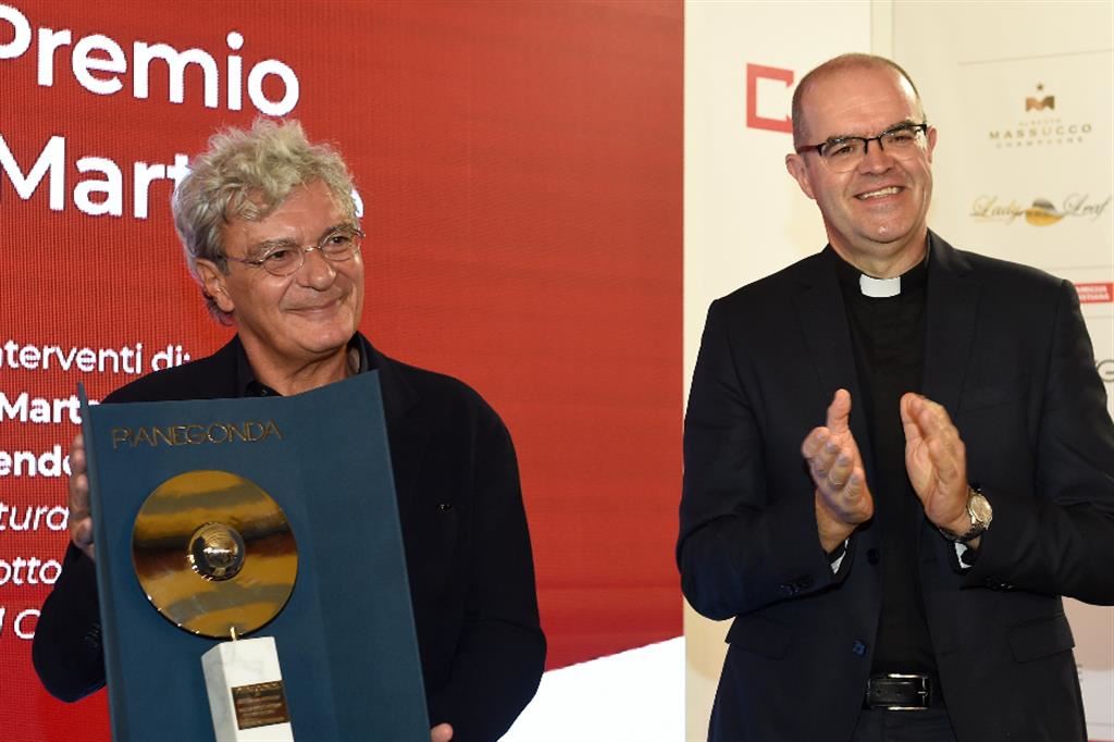 Il regista Mario Martone riceve il Premio Bresson a Venezia da monsignor Davide Milani presidente dell'Ente dello Spettacolo