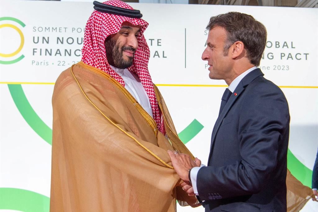 Emmanuel Macron accoglie al summit il discusso principe ereditario saudita Mohammed bin Salman
