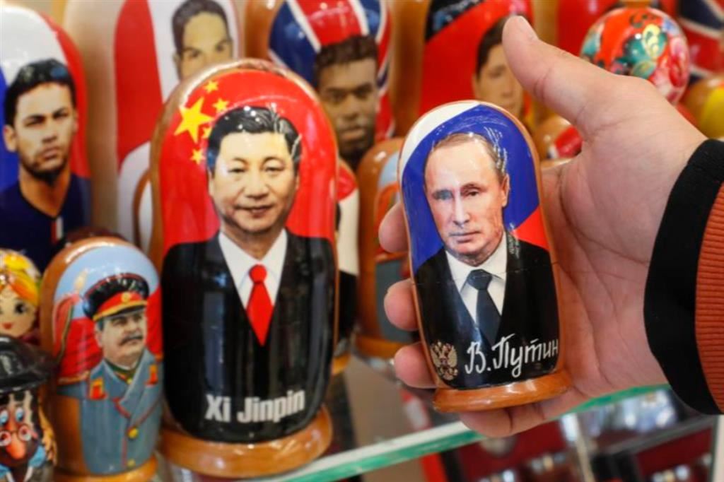 Matrioske con le immagini di Xi e Putin in vendita a Mosca