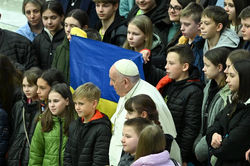 Papa Francesco con un gruppo di bambini ucraini durante una udienza generale in Vaticano. Sono innumerevoli gli interventi del Papa sui conflitti che insanguinano il pianeta, e in particolare sulla guerra in Ucraina