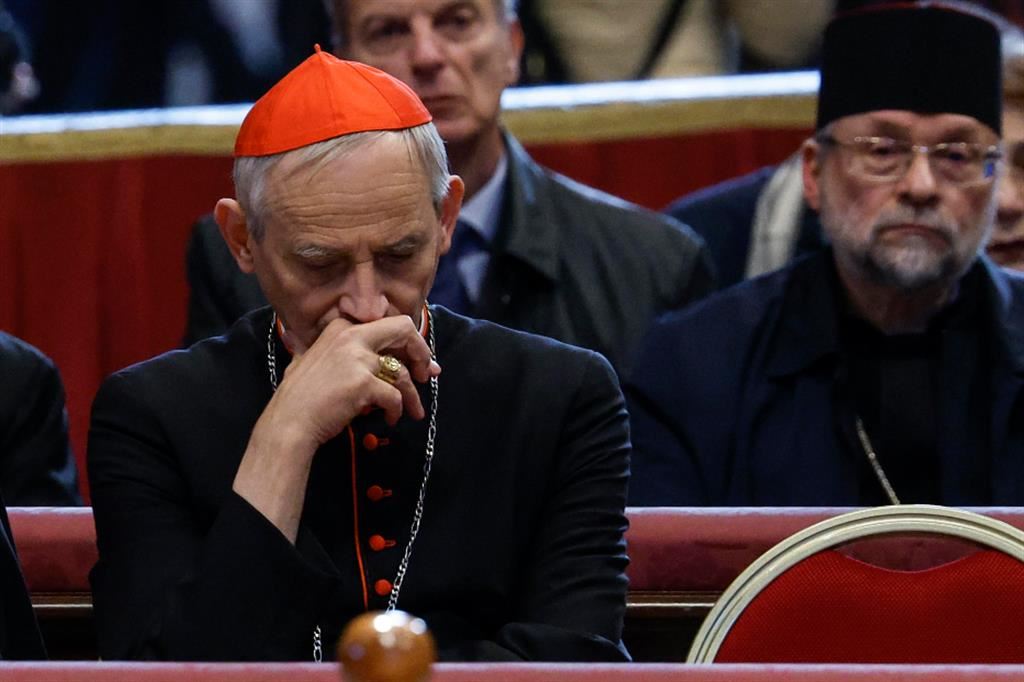 Il cardinale Matteo Maria Zuppi in preghiera davanti alla salma di Benedetto XVI in San Pietro
