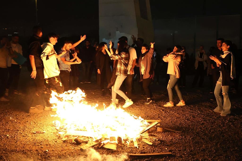 La festa del fuoco dei giovani a Teheran si è trasforma nell'ennesima forma di protesta contro il regime