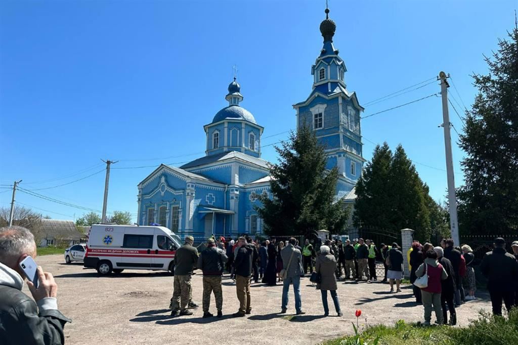 La chiesa del villaggio di Stara Zhadova assediata dai fedeli delle due Chiese ortodosse in conflitto