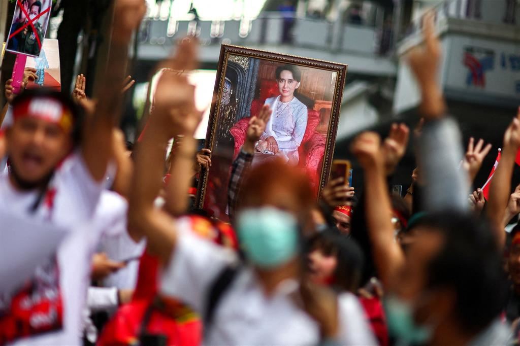 Una manifestazione a Bangkok per la liberazione della leader dell'opposizione birmana Aung San Suu Kyi